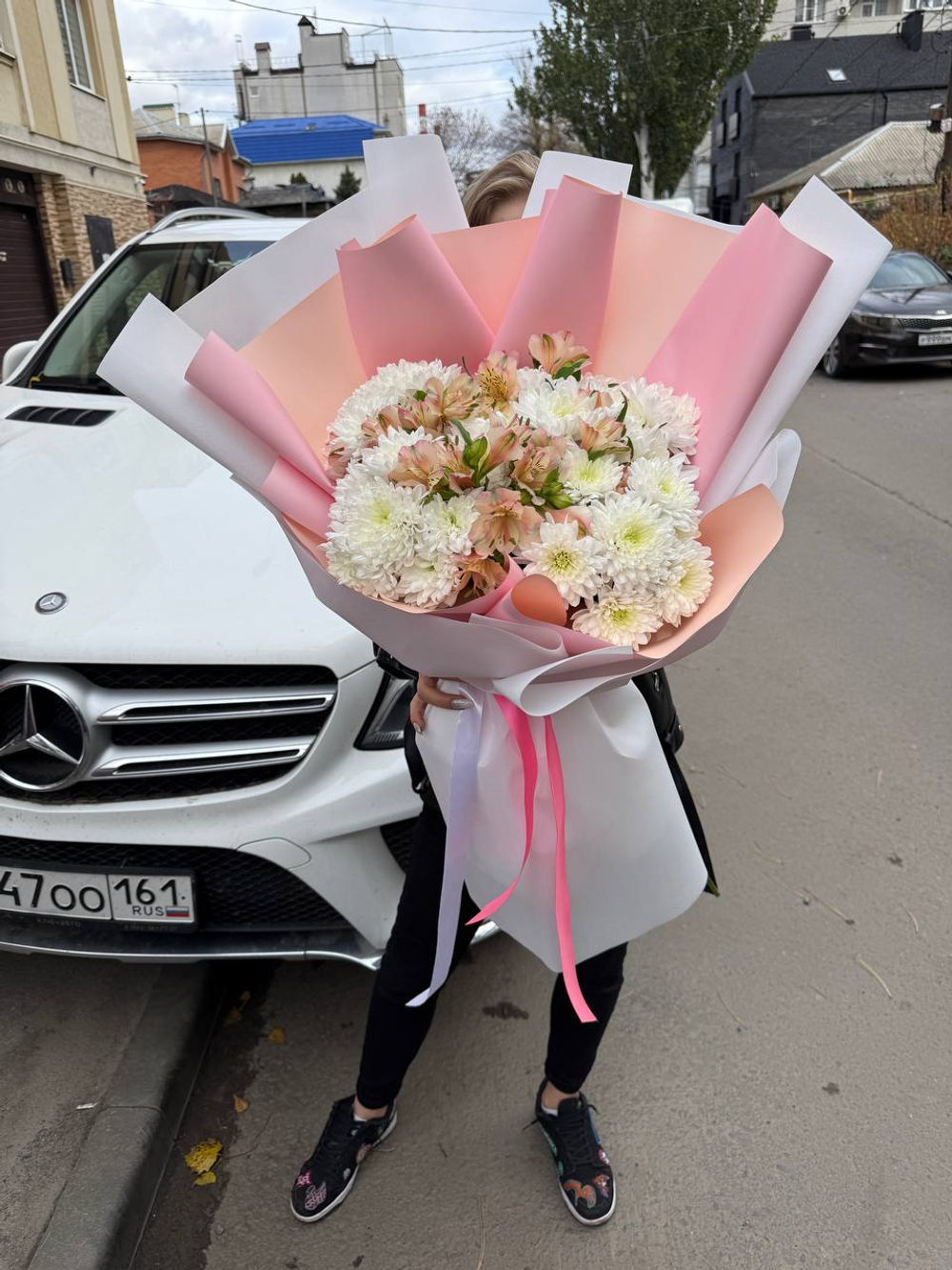Букет с альстромерией и хризантемой