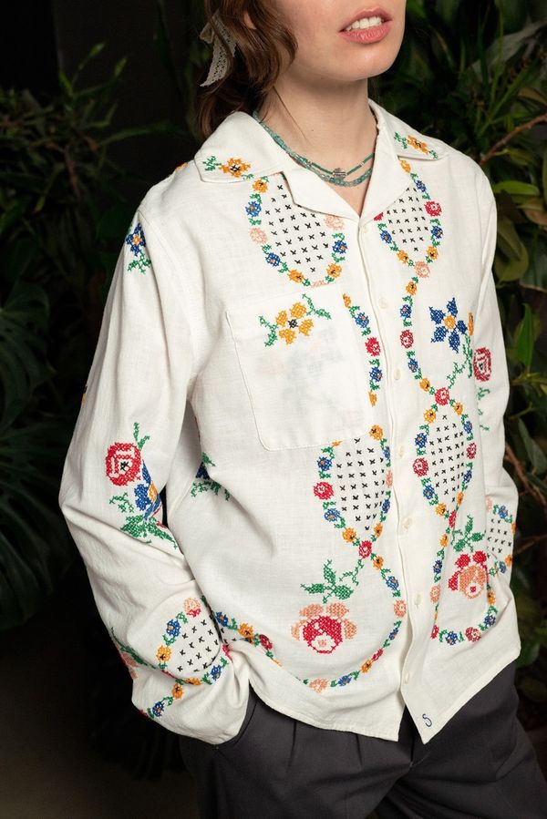 Рубашка Украшенная Повторяющимся Цветочным Узором / Repeating Flowers Pattern Long Sleeve белая - фото 5