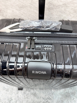Дорожный чемодан Rimowa Essential Lite
