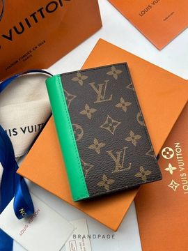 Обложка для паспорта коричневая с зелёным акцентом от Louis Vuitton BP5-263405
