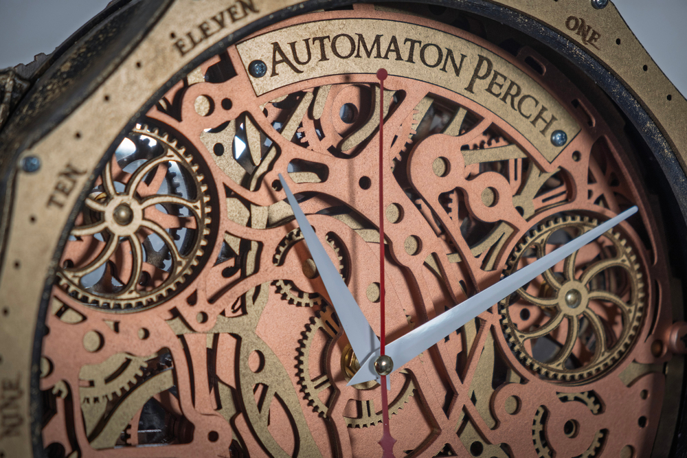 Деталь гравировки «Automaton Perch» и белых стрелок на резном фоне
