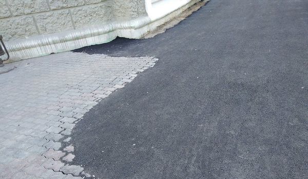 Как правильно обустроить примыкание тротуарной плитки к асфальту Как правильно обустроить примыкание тротуарной плитки к асфальту