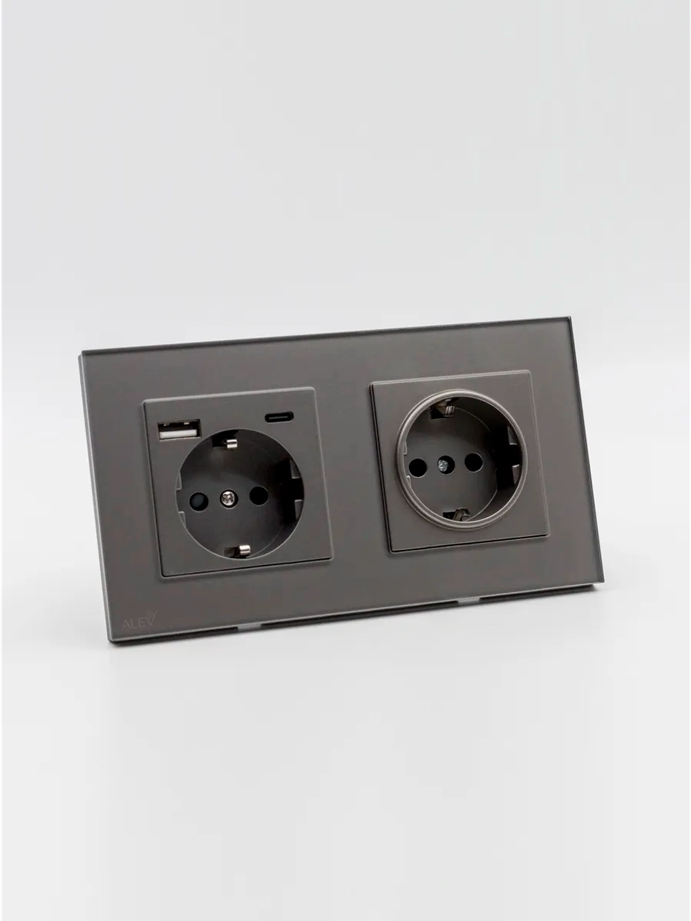 Розетка двойная с заземлением из стекла с USB и Type-C