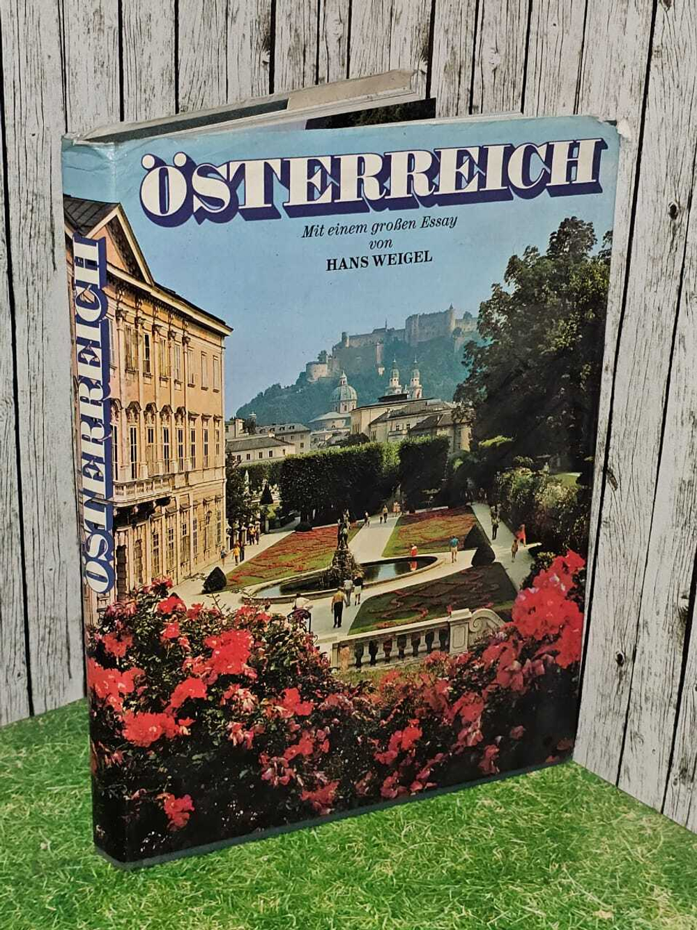 Оsterreich. Mit einem grossen Essay av Hans Weigel/Австрия. С большим эссе А.В. Ганса Вайгеля