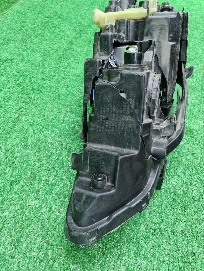 Битая Фара правая Genesis G70 (2017-2021) LED