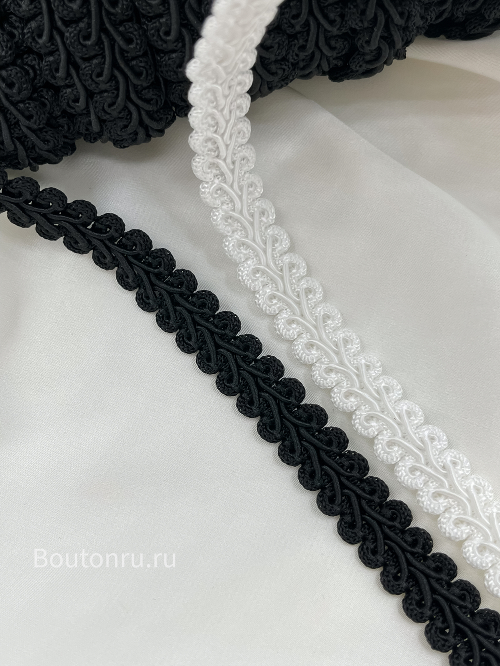 Тесьма отделочная вязаная косичка белая