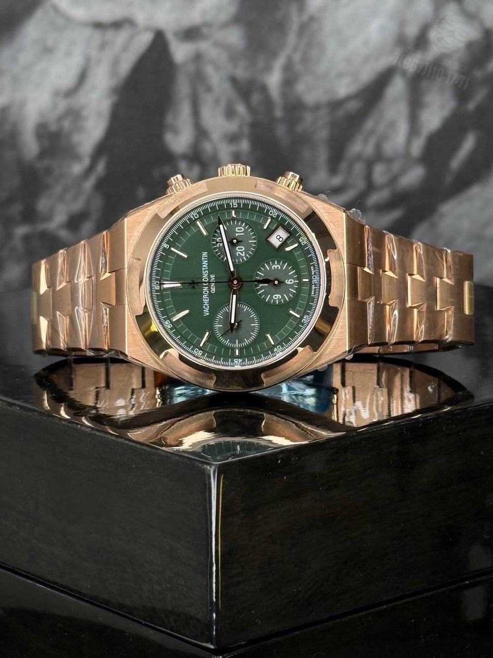 Часы Vacheron Constantin Overseas Chronograph Rose Gold Green Dial
