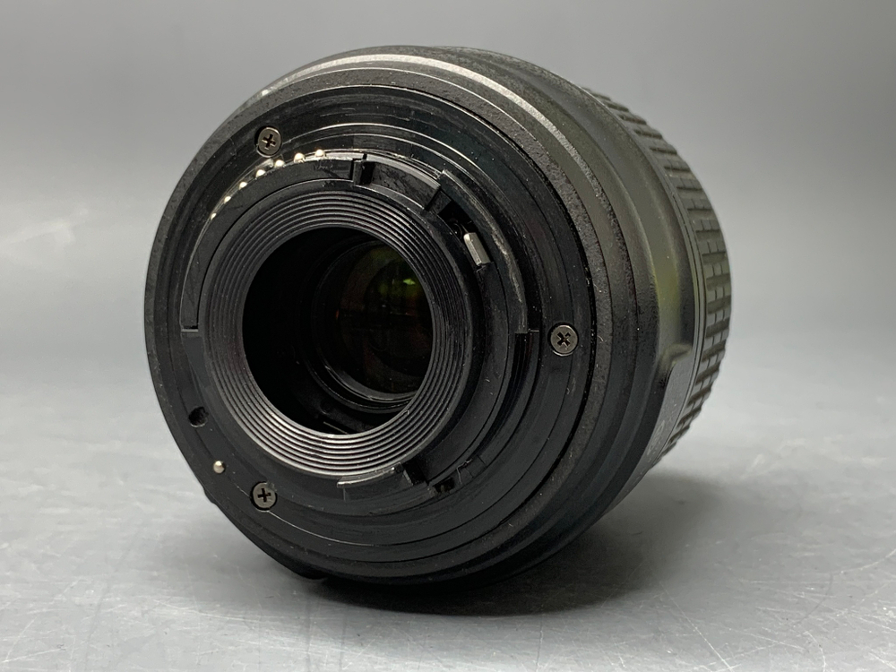 Nikon 18-55mm f/3.5-5.6G VR небольшой скол на корпусе
