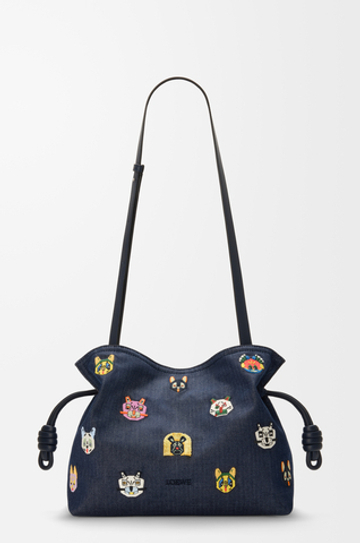 Loewe Сумка-клатч Flamenco Cats среднего размера из вышитой джинсовой ткани, синий