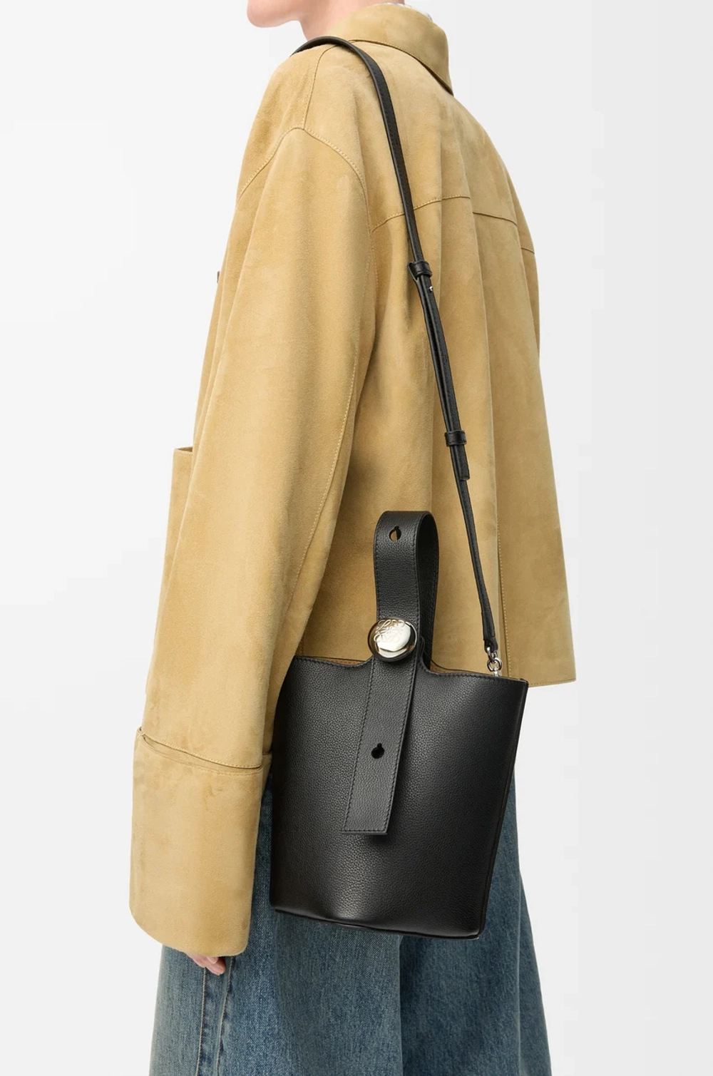 Loewe Мини-сумка-ведро Pebble из мягкой зернистой телячьей кожи, черный
