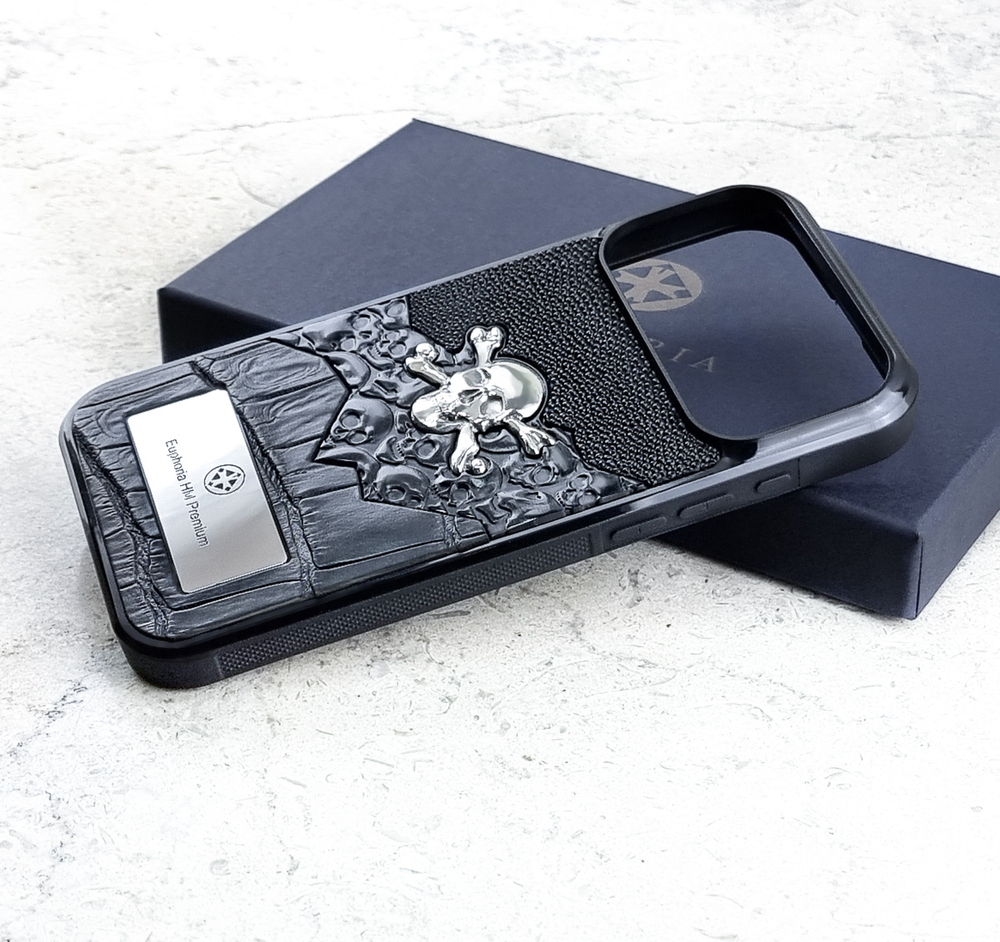 Чехол Euphoria HM Crossbones Skull Stingray Lux для iPhone 18 Pro Max разобран — задняя крышка с серебряным черепом и силиконовая рамка на фирменной коробке