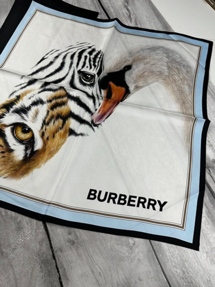 Шёлковый платок Burberry, 55х55см, Глаза, не подшитый частично