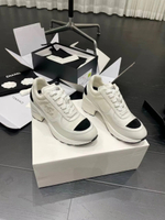 Белые кроссовки Chanel на каблуке