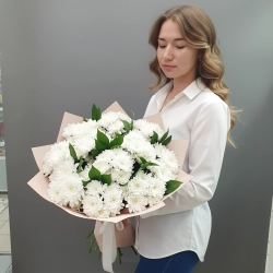 Кустовые хризантемы и рускус в белоснежном букете.