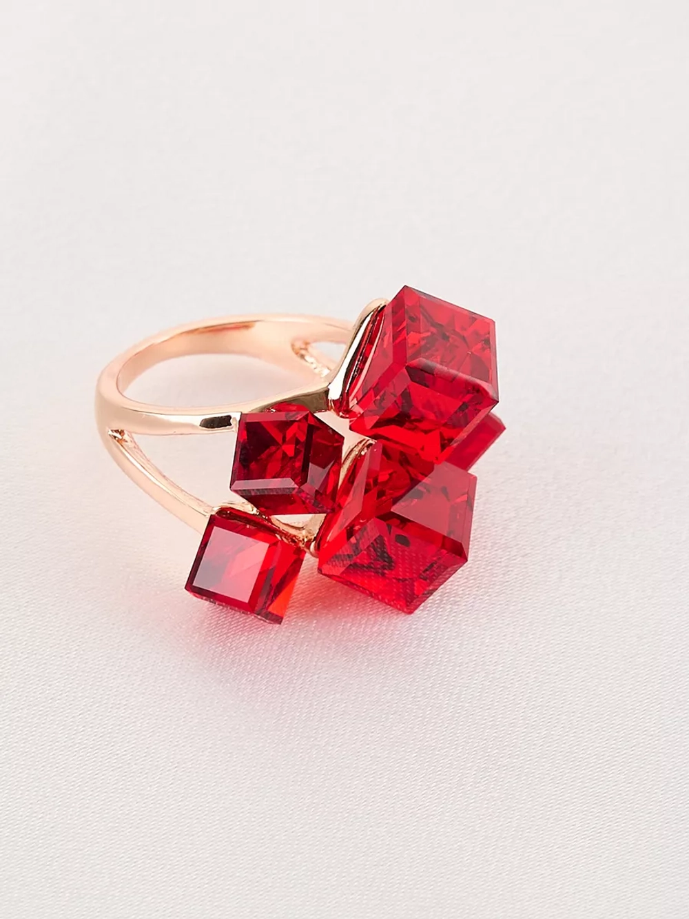 Кольцо коктейльное Мираж с красными кубиками Swarovski