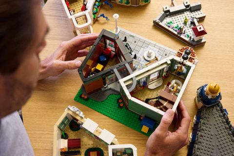 Конструктор LEGO Icons 11371 Shopping Street