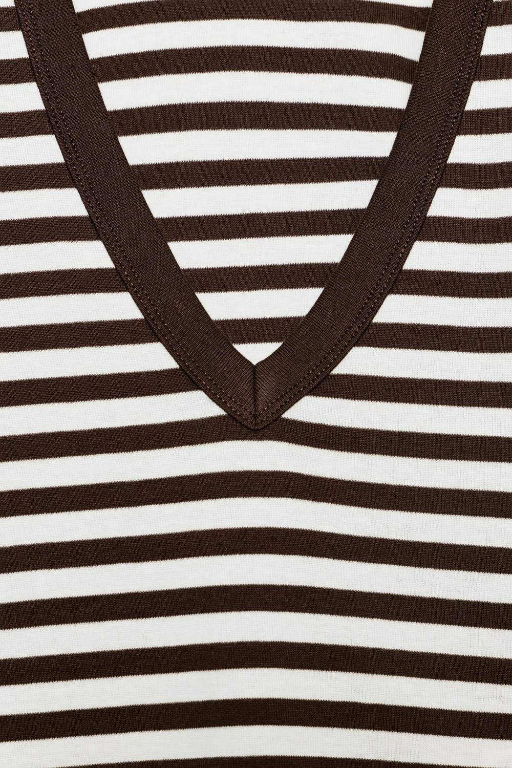 ХЛОПКОВАЯ ФУТБОЛКА В ПОЛОСКУ С V-ОБРАЗНЫМ ВЫРЕЗОМ — ZARA
