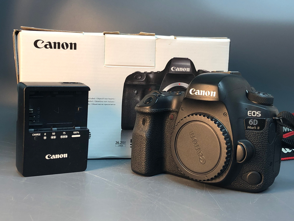 Canon 6D Mark II Body 54.000 Кадров, немного туго вращается колесо