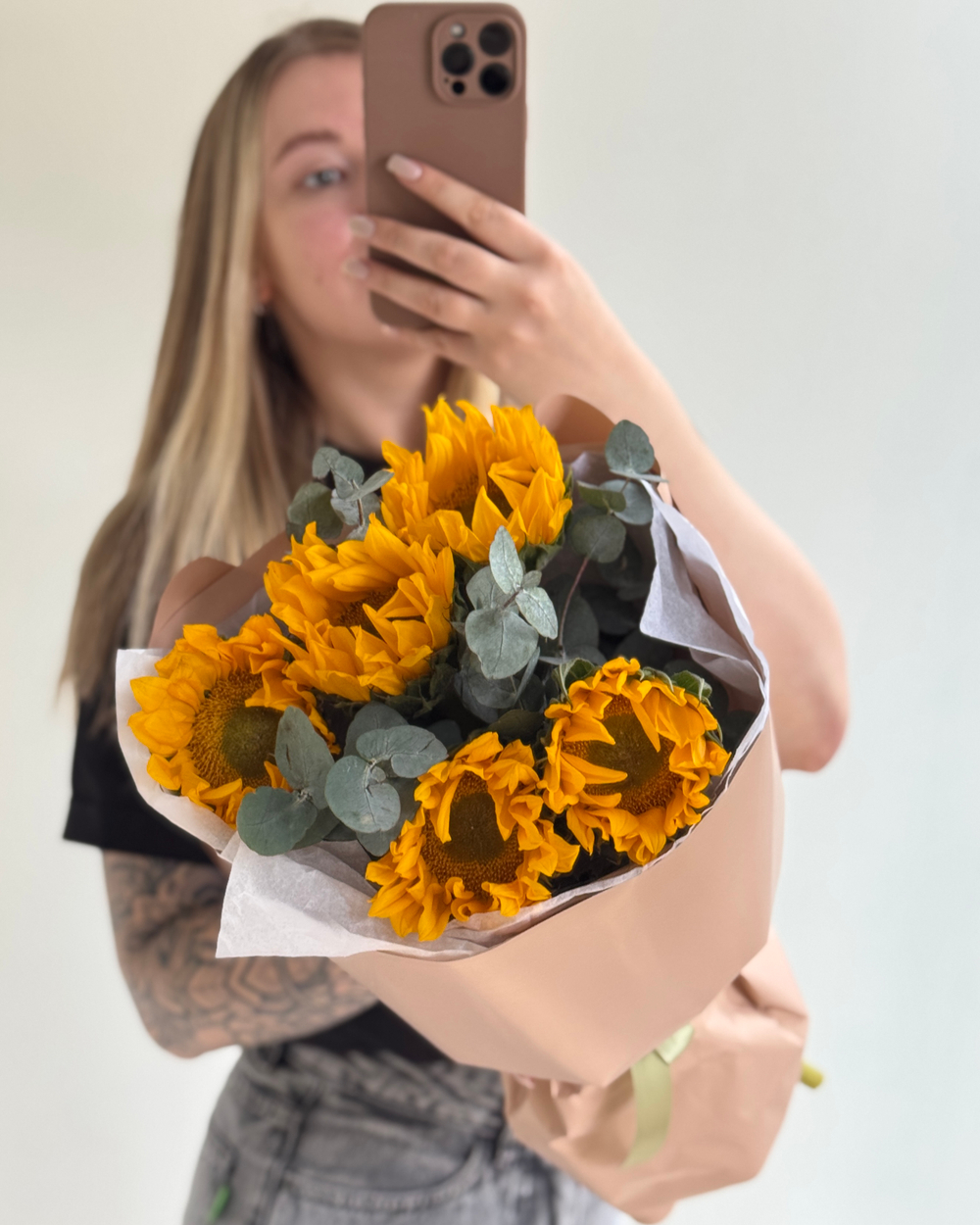 Моно из 5 подсолнухов Винсент с эквалиптом