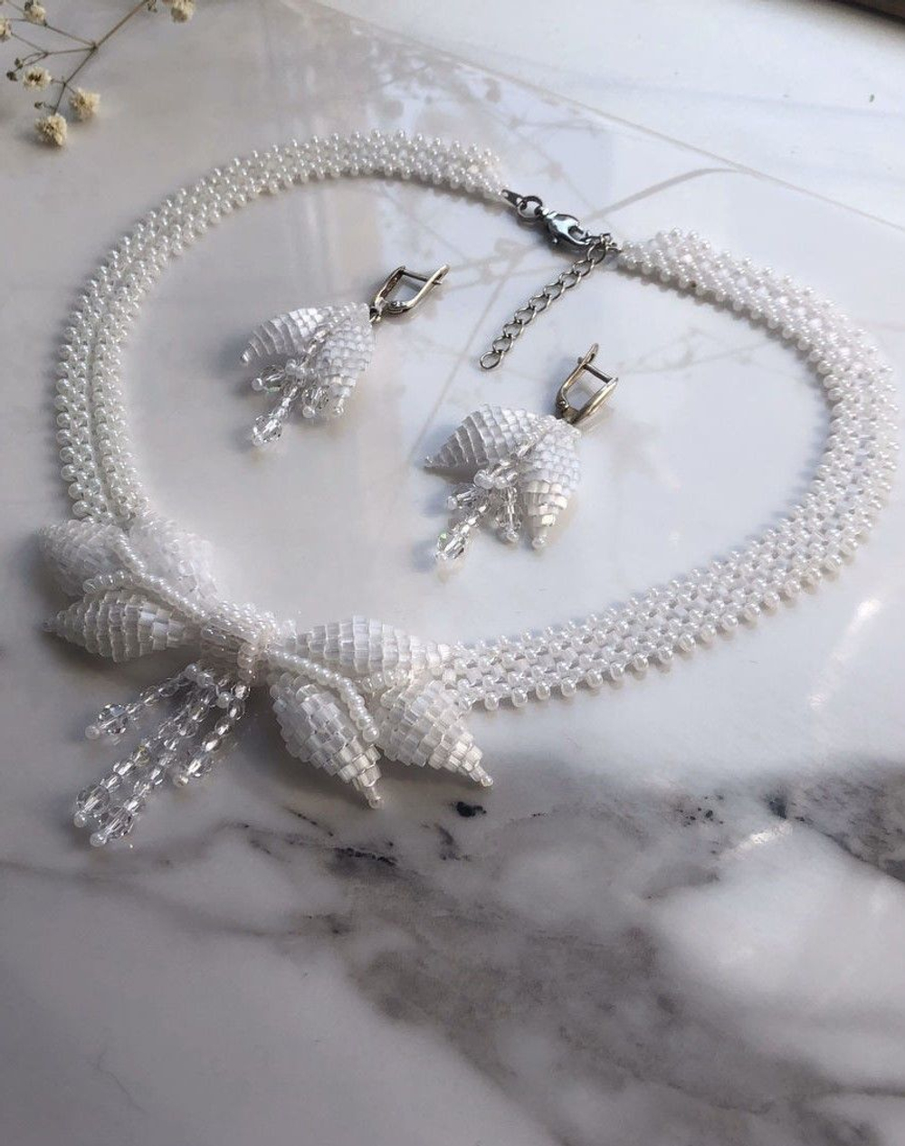 Колье "Бантик" ручной работы из бисера и кристаллов Swarovski