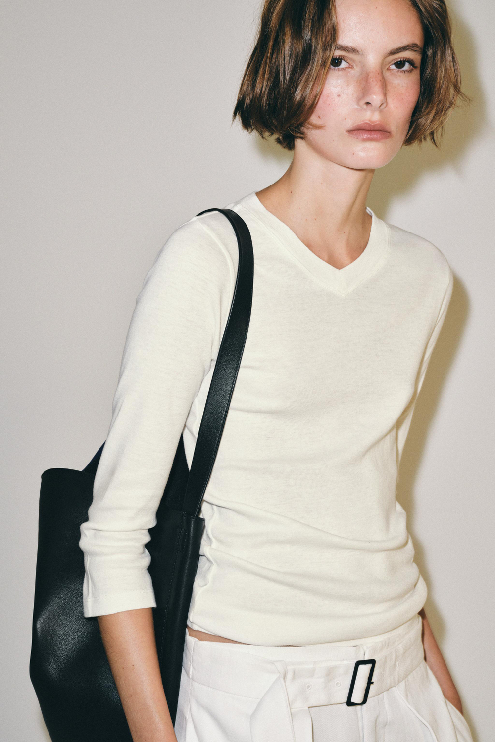 ZARA ФУТБОЛКА С V-ОБРАЗНЫМ ВЫРЕЗОМ, БЕЛЫЙ