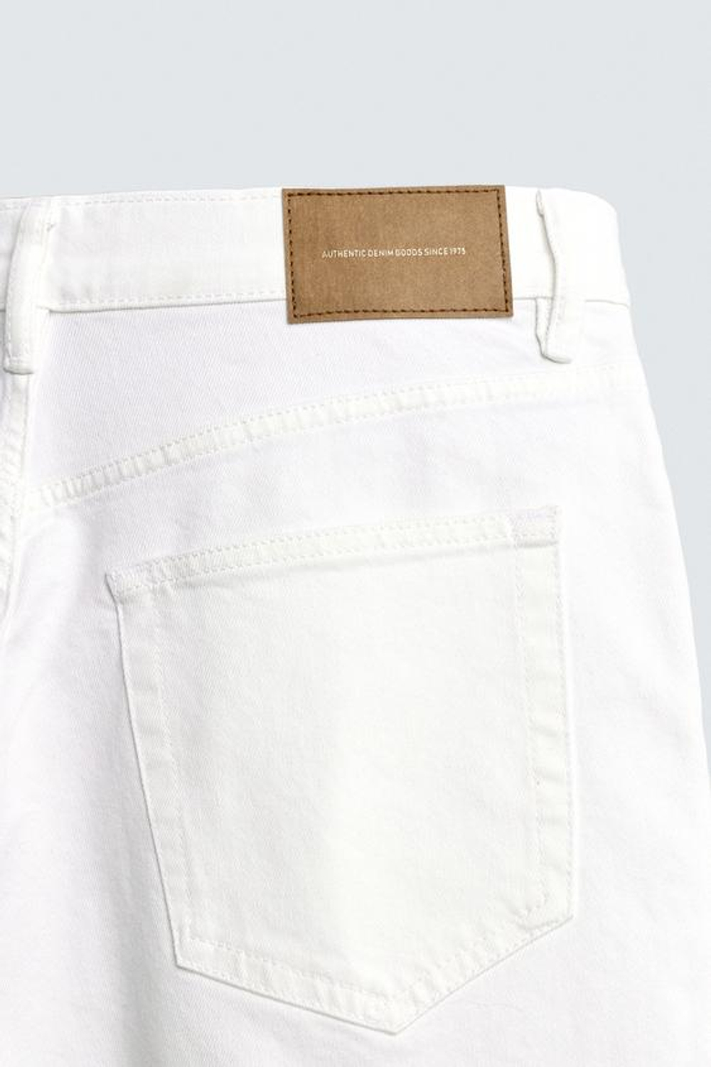 ZARA ДЖИНСОВЫЕ ШОРТЫ REGULAR FIT, БЕЛЫЙ