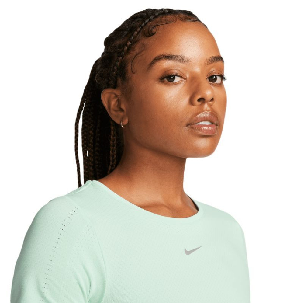 Женская футболка теннисная Nike Dri-Fit Aura Slim Fit Short Sleeve Top - mint foam/reflective silver