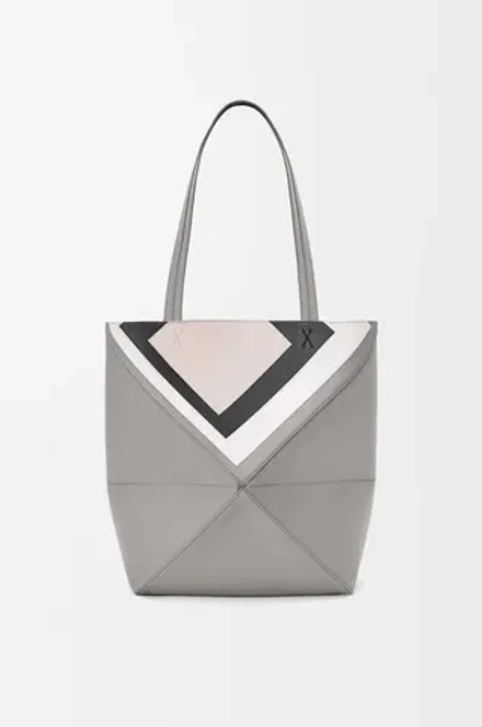 Loewe Средняя складная сумка-тоут Puzzle Fold из телячьей кожи наппа, серый