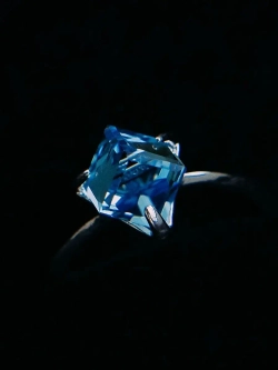 Кольцо Миражи тонкое с голубым кристаллом Swarovski