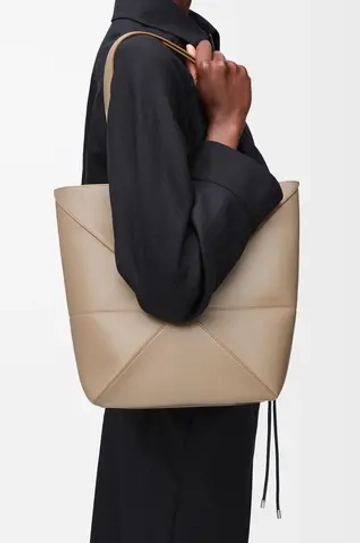 Loewe Средняя складная сумка-тоут Puzzle Fold из блестящей телячьей кожи, песочный