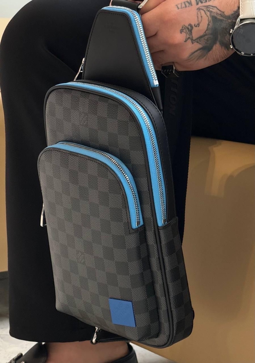 Нагрудная сумка-слинг Louis Vuitton Avenue