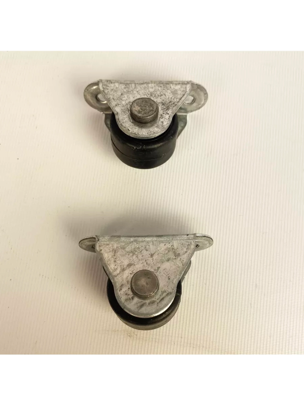 Опора роликовая 313 с пластиковым колесом D26, 2 шт