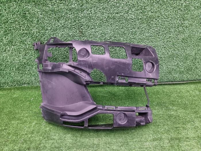 Кронштейн переднего бампера RH BMW 5er G30 (20-23)