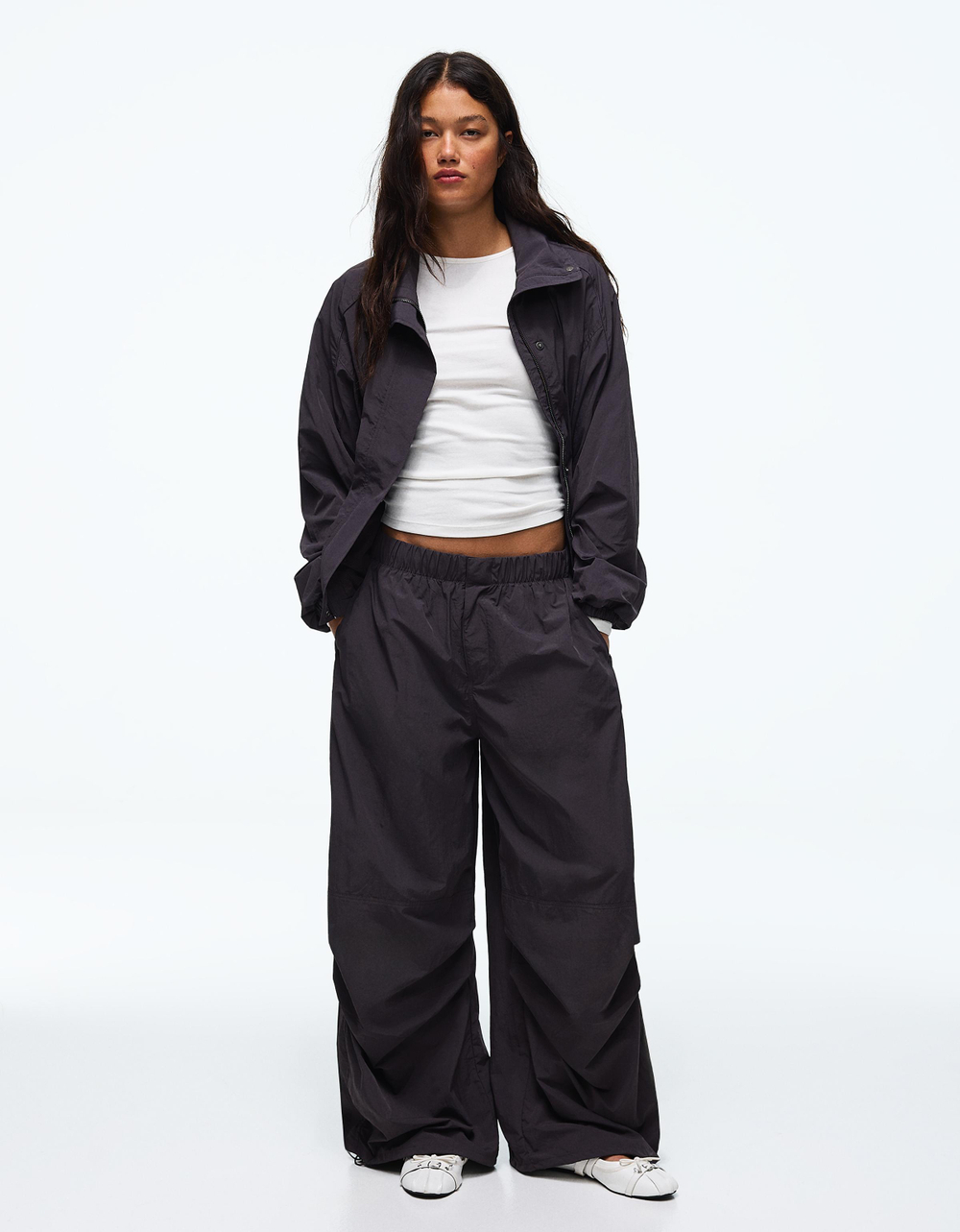 Женские брюки-парашюты из высокотехнологичного материала - BERSHKA