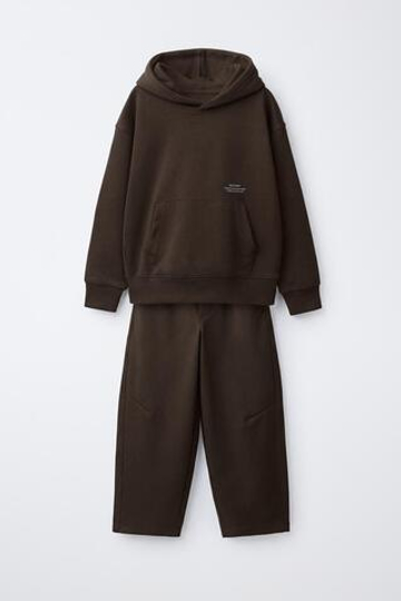 ZARA КОМПЛЕКТ ИЗ ХУДИ И БРЮК С НАДПИСЬЮ, БАКЛАЖАННЫЙ