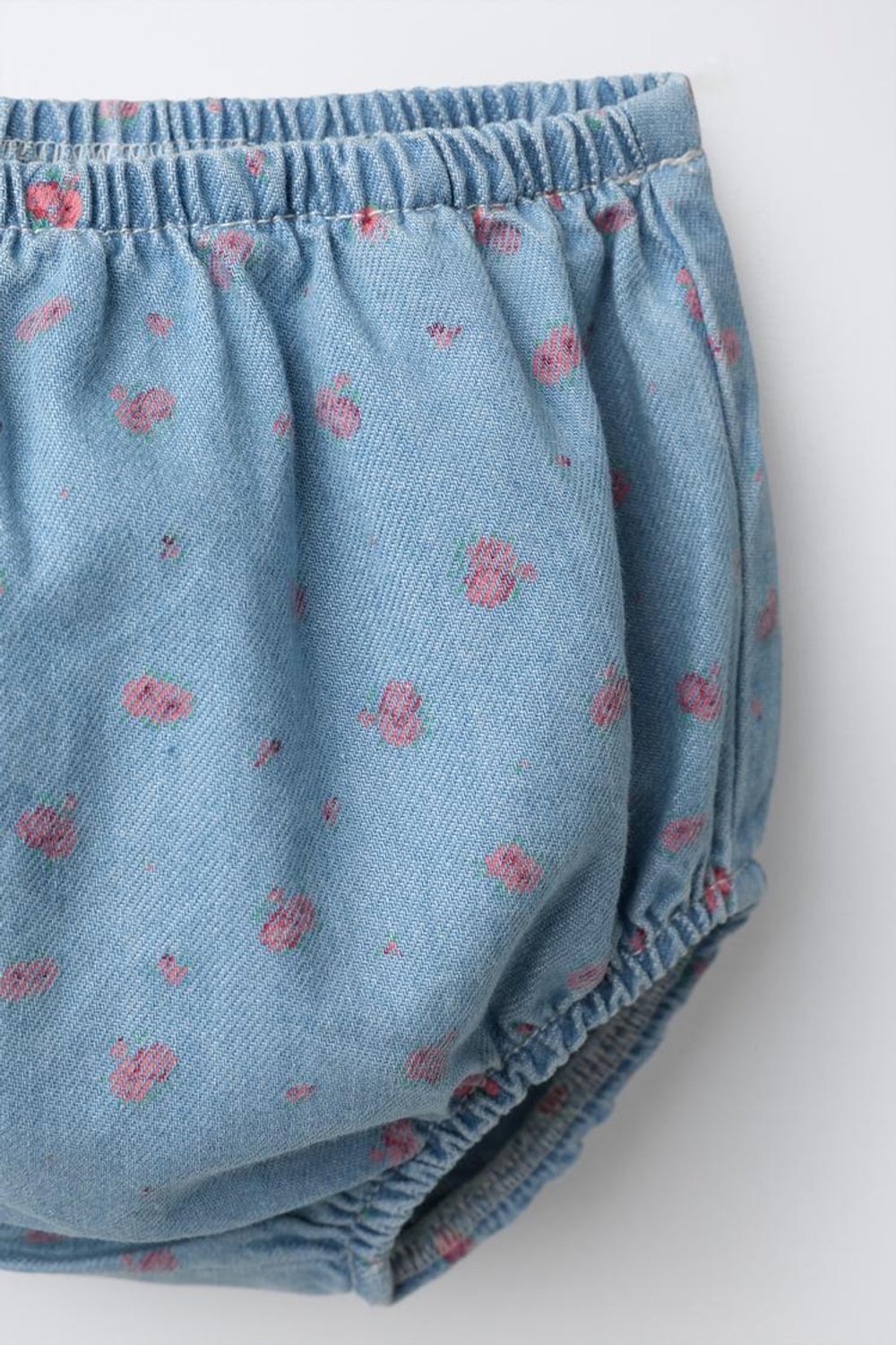ZARA ДЖИНСОВЫЙ САРАФАН И ТРУСЫ С ЦВЕТОЧНЫМ ПЭЧВОРКОМ, СИНИЙ/БЕЛЫЙ