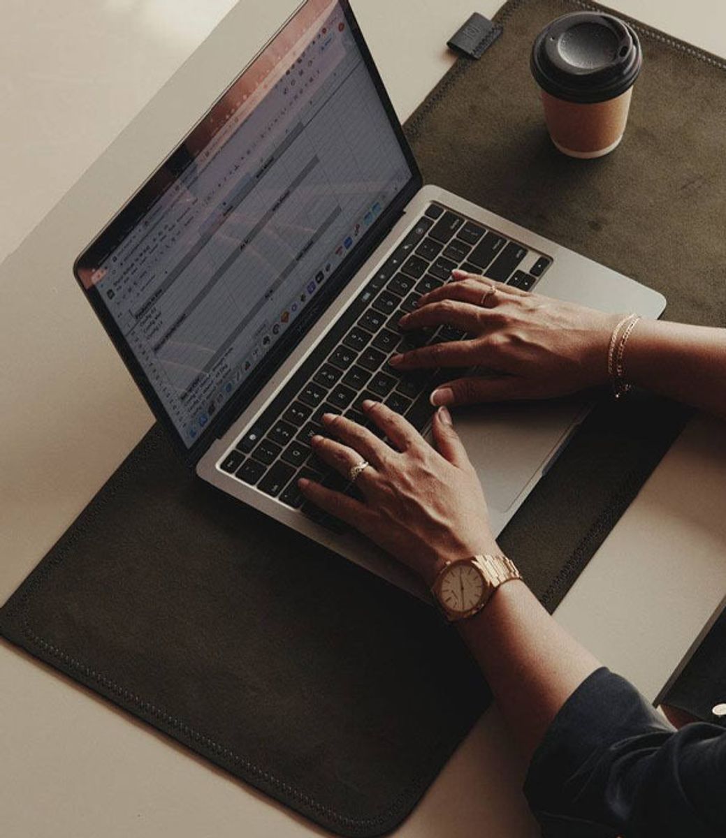 NOOE Suede Desk Olive — коврик для рабочего стола