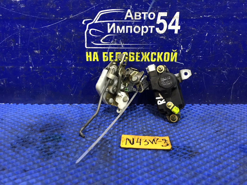 Замок двери задней левой MITSUBISHI CHARIOT 1994
