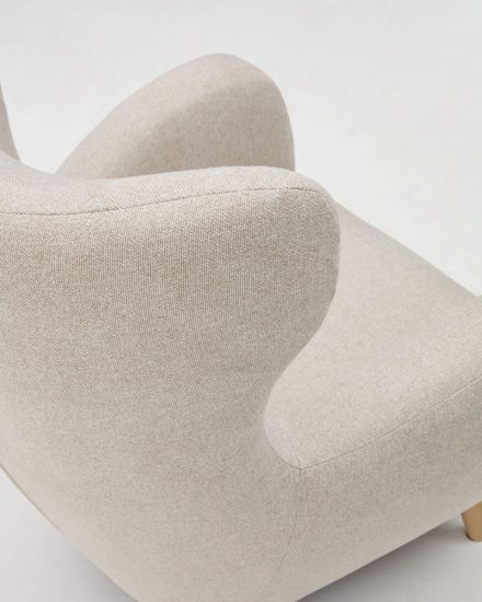 Patio Бежевое кресло из синели с ножками из массива бука Испания LA Forma