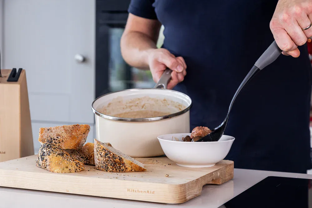 KitchenAid Классическая кухонная ложка с отверстиями серого цвета EAN 5057982102678