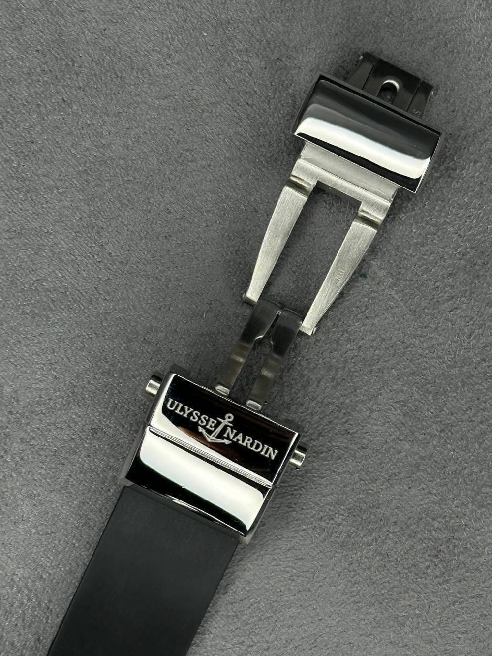 Часы Ulysse Nardin Executive El Toro GMT Perpetual