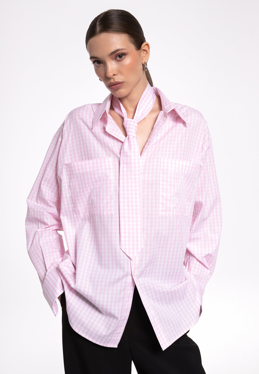 «Evi’s shirt» Базовая рубашка из плотного хлопка с галстуком.