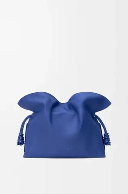 Loewe Сумка-клатч среднего размера Coil Flamenco из телячьей кожи наппа, ярко-синий