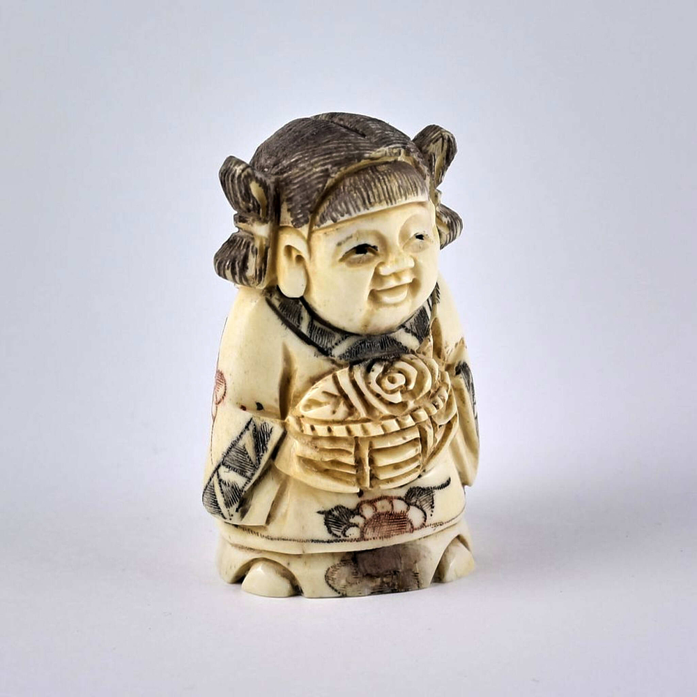 Нэцкэ Девочка с корзиной цветов