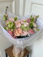 Букет сборный из хелеборуса, лизиантуса, хризантемы и веток спиреи
