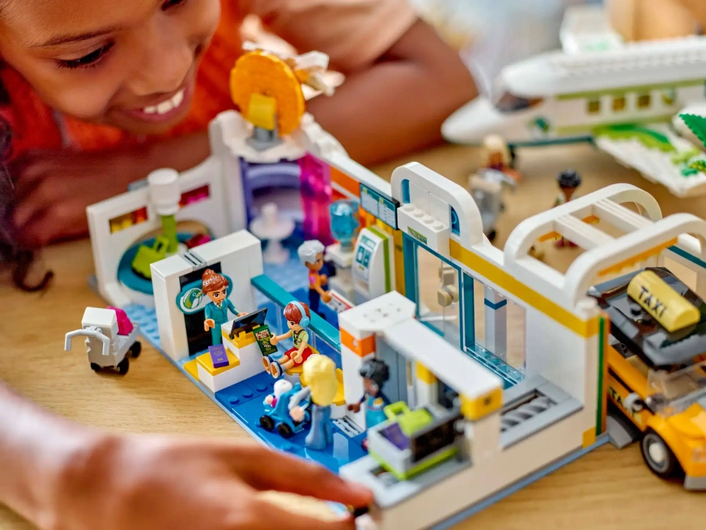 Конструктор LEGO Friends 42656 Аэропорт Хартлейк-Сити и самолет