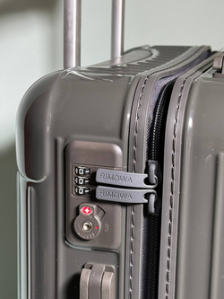 Дорожный чемодан Rimowa Essential Sleeve Cabin с карманом для ноутбука