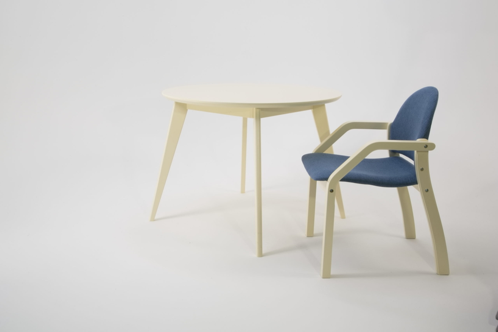 Стол Zip-mebel Сканди К 100 слоновая кость со стульями Джуно слоновая кость рогожка синий