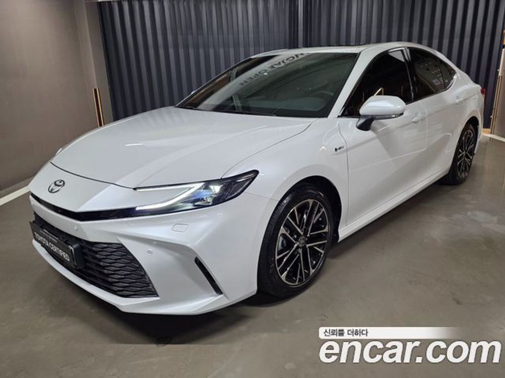 Toyota Camry 2.5 XLE Hybrid — 2025