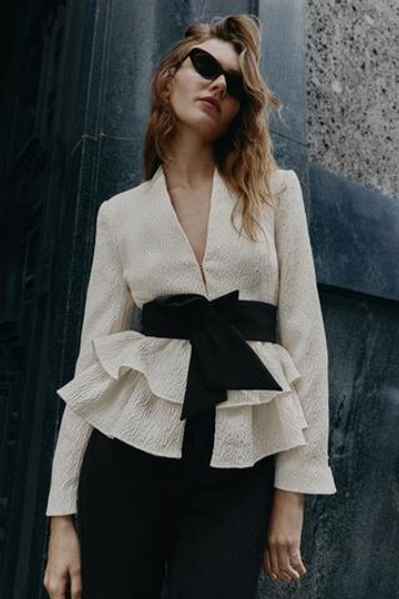 ZARA БЛЕЙЗЕР С РЮШАМИ И ПОЯСОМ, ЖЕЛТОВАТО-БЕЛЫЙ